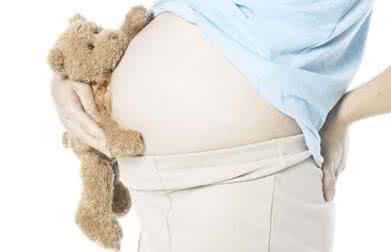 孕晚期见红20天还没生 孕晚期见红怎么办