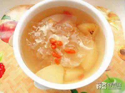 冰糖雪梨银耳羹 冰糖银耳雪梨的做法 冰糖雪梨银耳羹的做法,冰糖雪梨银耳羹怎么做好吃,冰糖雪梨银耳羹的家常做法