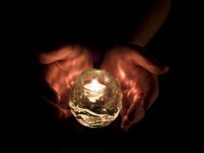 一支倾听黑暗的蜡烛 与其诅咒黑暗，不如去燃起蜡烛