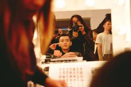 吴亦凡直播首秀 吴亦凡Burberry首秀  他在VOGUE记录了过去的24小时
