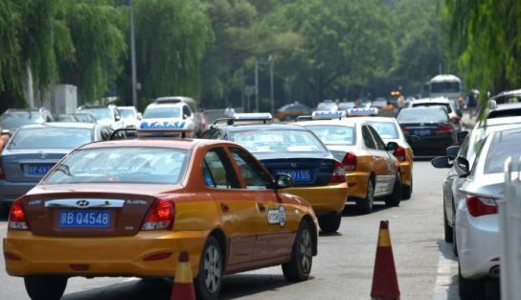 醉酒女 出租车司机 男子醉酒被过路出租车拖行15公里死亡！|北京城事