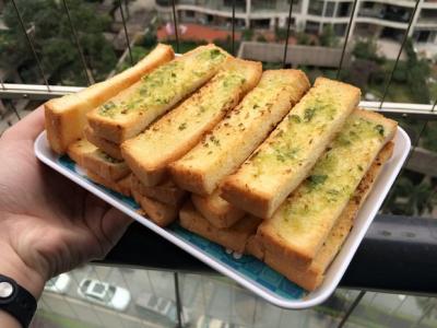 蒜香排骨烤箱版 5分钟的简单烤箱美味--香蒜面包条【厨屋飘香】