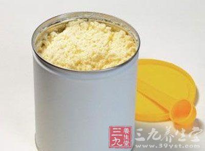 奶粉硬块 名牌奶粉现现硬块 生产厂家竟推脱责任