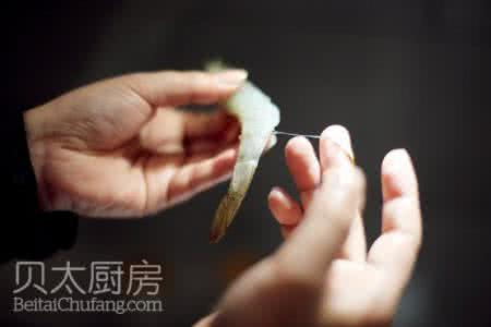 如何剔除虾线 小编图解教你如何快速剔除虾线？剔除虾线有什么技巧？