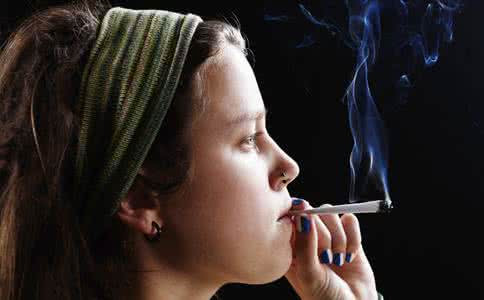 女人吸烟的危害 女人吸烟的危害 吸烟对女人的八大危害 吸烟的危害有哪些