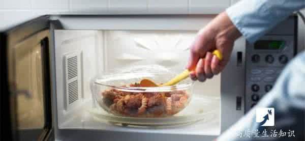 微波炉热饭菜的危害 微波炉热饭菜的危害 微波炉除了热饭菜，还有这5大用途，你知道吗？