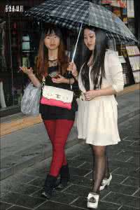 成都春熙路美女街拍 街拍:小雨里的成都美女和温情!(组图)