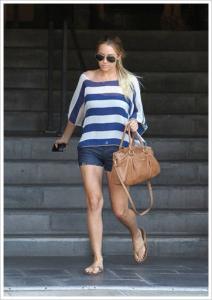 外国女星真空凸点上街 偷学女星百搭手袋 上街成焦点