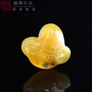 金珀和蜜蜡哪个好 金珀和蜜蜡哪个好 金绞蜜——以金珀为纸，蜜蜡为墨的唯美画卷！