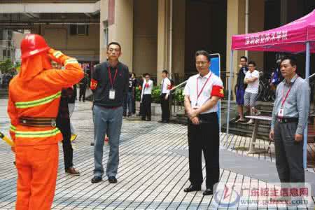消防演习 在消防演习中，消防队员从一根竖直的长直轻绳上由静止滑下，经一段时间落地。为了获得演习中的一些数据，