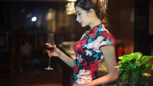 赞美穿旗袍的女人气质 复古旗袍，带给你由心而生优雅气质