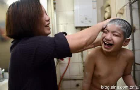 单亲妈妈给孩子洗澡 单亲妈妈帮孩子洗澡 6种情况再脏也别给孩子洗澡！妈妈你还不知道？