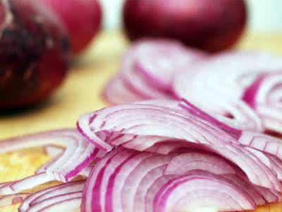 洋葱泡醋的功效与作用 醋泡洋葱的功效与作用 醋泡洋葱的功效有哪些呢