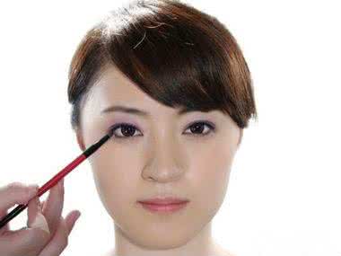 怎么化妆显得眼睛大 怎么化妆显得眼睛大 怎样化妆显得眼睛大呢