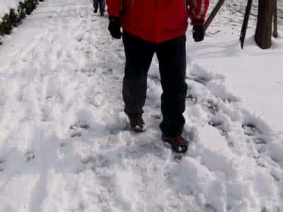 尿道炎 雪后摔伤高发地要当心 夏季是尿道感染高发期 女性更易中招要当心