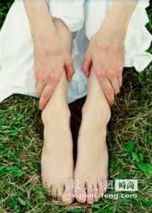 男人吃美女的臭脚丫 为什么男人比女人的脚更臭?为什么春夏季脚臭横行?