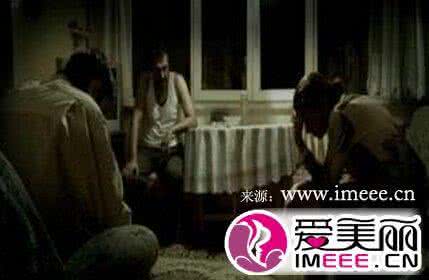 出轨的妈妈和楼下叔叔 出轨的妈妈和楼下叔叔 世界上只有一种妈妈,绝对不会出轨