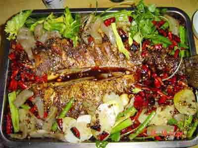 香辣烤鱼 这道香辣烤鱼，配上一瓶啤酒，那叫一个爽！