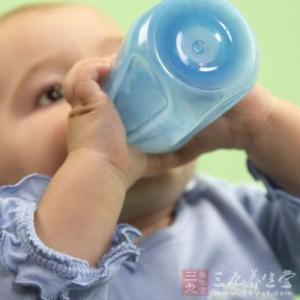 婴儿不爱喝水怎么办 婴儿不喝水怎么办 给婴儿喂水的四项注意