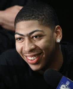 眉毛连在一起的男人 看看眉毛连在一起的人