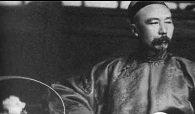 李鸿章吐痰 晚清支柱李鸿章怪癖：往酒杯里吐痰 用碟子喝咖啡