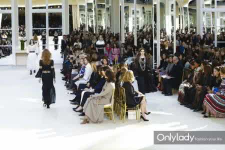 手牵手 周杰伦 周杰伦夫妇手牵手现场发糖  Chanel让所有人都坐上了秀场头排