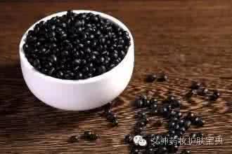 米醋泡黑豆的功效 不伤身的染发民间偏方 黑豆米醋赶走“少白头”