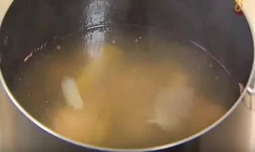 奶粉25g是几汤汤匙 汤匙里放这个,汤上刮2下“浮油”立刻吸光光!太神奇了。。。。。。