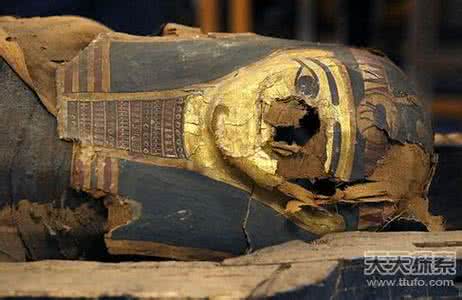 千年木乃伊重见天日 千年古埃及石棺重见天日，木乃伊脚趾外露