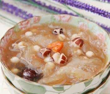 银耳莲子百合汤的禁忌 银耳莲子百合汤的家常做法