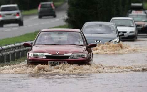 英媒：暴雨洪水极端天气安全驾驶技巧