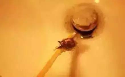 真不敢相信她51岁了 真不敢相信她51岁了 妻子悄悄拿了根吸管到卫生间,结果丈夫不敢相信自己的眼睛……