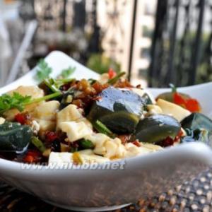 皮蛋拌豆腐的家常做法 松花蛋拌豆腐 皮蛋拌豆腐的做法,皮蛋拌豆腐怎么做好吃,皮蛋拌豆腐的家常做法