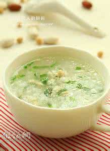 婴儿辅食鸡胸肉的做法 婴儿7-8个月辅食：鸡肉木耳粥