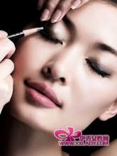 眼睛无神怎么化妆 掌握美妆技巧 熬夜无神也能完美出场