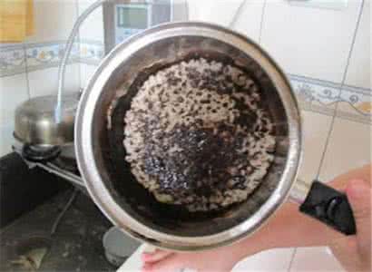 铸铁锅烧焦如何清洗 4种方法教你简单清洗烧焦的锅