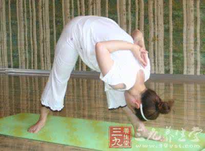 缓解疲劳的瑜伽动作 瑜伽常识 一套瑜伽动作轻松解决上班族疲劳