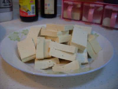 北豆腐做法 自制北豆腐的做法,如何做自制北豆腐,怎样做自制北豆腐,自制北豆腐的详细步骤,菠菜豆腐美食吧