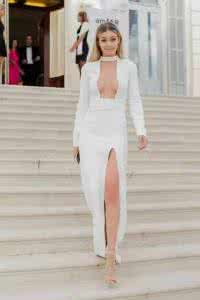 时髦朵拉大装扮 裸穿才是时髦的最高级，可儿宋佳穿的超性感！ | 新鲜生活