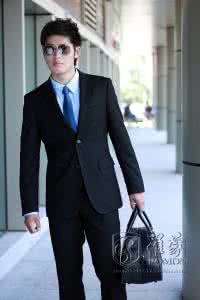 黑西服白衬衫领带照片 黑西服白衬衫配什么领带