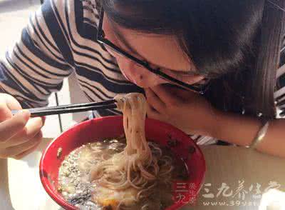 吃饭时脸部骨头响 吃饭时脸部有这现象必是气虚