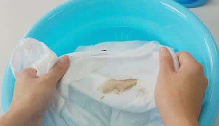 如何清除衣服上的血渍 清除血渍 衣服上的血渍要怎么才能清除？