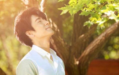 男人长的有缺陷 男人长这样身边竟从不缺异性