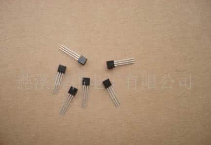 霍尔元件材料 霍尔元件 一种半导体材料称为“霍尔材料”，用它制成的元件称为“霍尔元件”，这种材料有可定向移动的电荷，称为“载