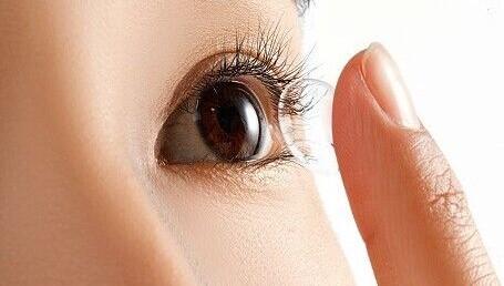 偶尔戴隐形眼镜好吗 带隐形眼镜好吗？