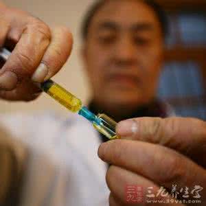 被小狗咬了多久能打针 大二女生被狗咬送医 怕打针竟拉弯医院护栏