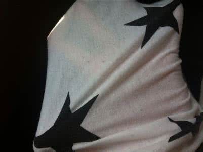 衣服汗渍黑点 汗渍引起衣服起黑点，怎么去掉？