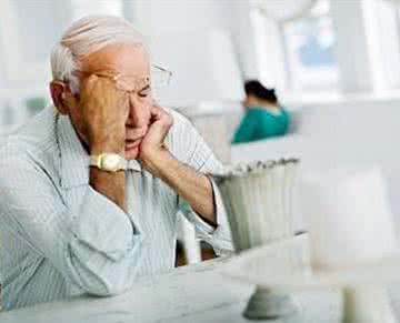 高纤维素食物 纤维素多的食物 硕硕最近老是出现便秘，他到医院去看医生，医生劝他多吃含纤维素较多的食物。下列哪些是含纤维素多的食物