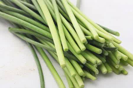 蒜苗的营养价值 蒜苗的营养价值 蒜苗的作用有哪些