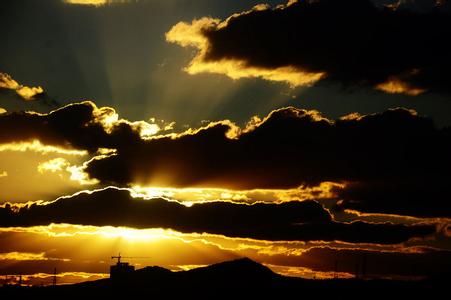 乐观者与悲观者演讲稿 乐观是乌云背后微笑的太阳